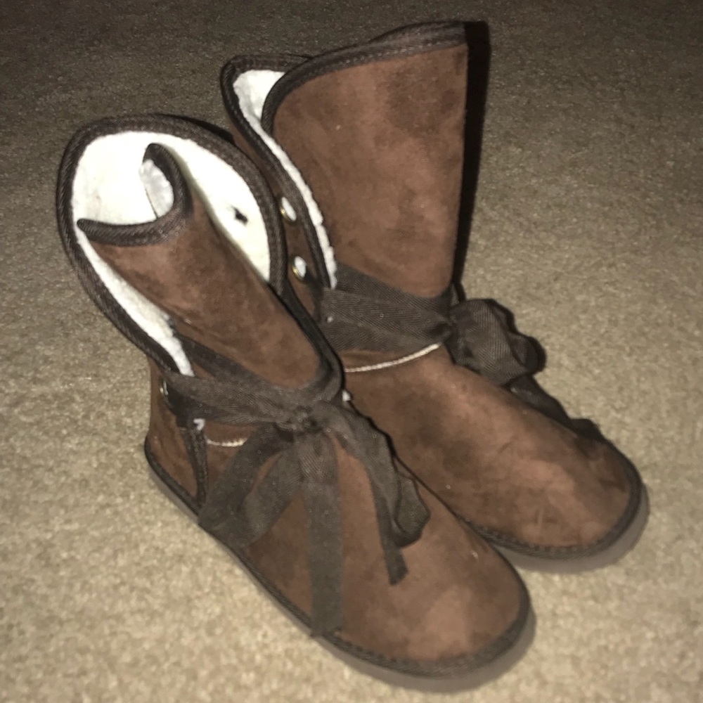 Brown cozy winter “ugg” like boots